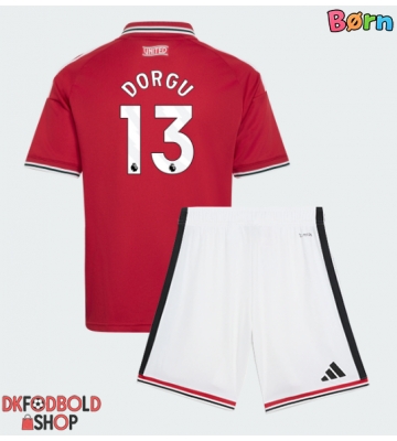 Manchester United Patrick Dorgu #13 Hjemmebanesæt Børn 2026-27 Kort ærmer (+ korte bukser)